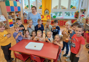 dzieci i mama z grupy VI ze szklanką soku owocowo - warzywnego