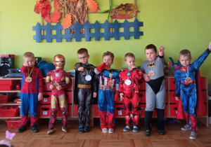 chłopcy przebrani w kostiumy: Batmani, Supermeni, Kapitan Ameryka, Spider Man