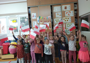 dzieci z grupy IV z wykonanymi flagami