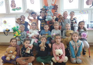 zdjęcie przedszkolaków z grupy IV z maskotkami misiów