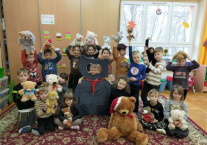przedszkolaki z grupy III pozują do zdjęcia grupowego z maskotkami; wielkim, brązowym misiem i szarym misiem "foto budką"