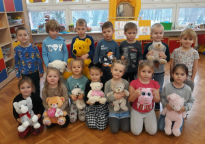 dzieci z grupy VI pozują do zdjęcia grupowego ze swoimi pluszakami