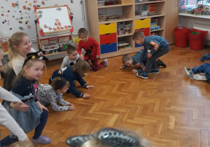dzieci bawią się w kole