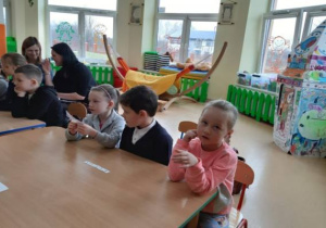dzieci przy stoliku myślą nad zadaniem