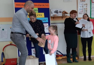 odbiór nagrody przez dziewczynkę od pana
