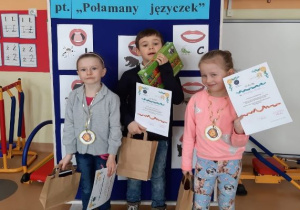 zdjęcie grupowe dzieci z naszego przedszkola z dyplomami i nagrodami