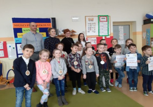wszyscy uczestnicy konkursu: dzieci z medalami oraz nauczycielki