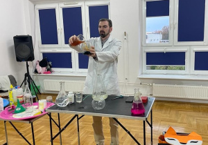 chemik wlewa przezroczysty płyn do słoika z czarnymi drobinkami