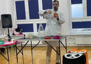 chemik wlewa przezroczysty płyn do słoika z płynem w kolorze herbaty