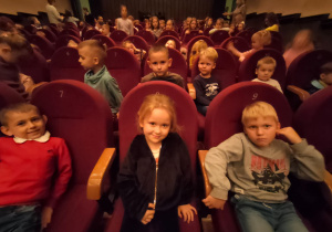 przedszkolaki siedzą w sali teatru