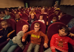 przedszkolaki siedzą w sali teatru
