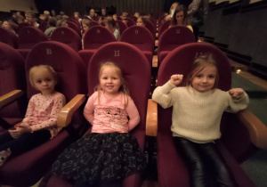 przedszkolaki siedzą w sali teatru