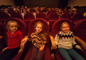 przedszkolaki siedzą w sali teatru