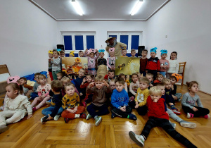 zdjęcie grupowe przedszkolaków z pszczelarzem