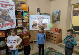 w bibliotece - dzieci stoją w kole