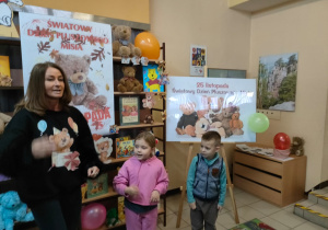 w bibliotece - pani bibliotekarka z dziećmi maszeruje w miejscu