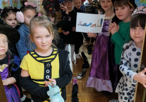 przedszkolaki stoją obok ustawianych bucików we wróżbie "marsz bucików"