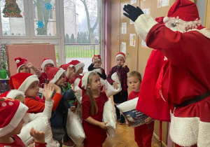 dzieci żegnają Mikołaja i machają rękami