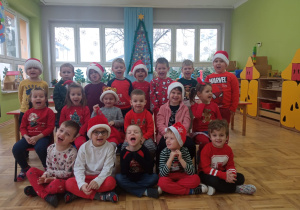 dzieci z grupy I w czerwonym ubraniach pozują do zdjęcia