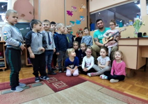 grupowe zdjęcie z tata i gitarą i dziećmi