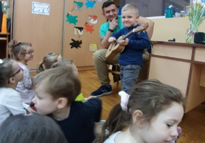 chłopiec z ukulele
