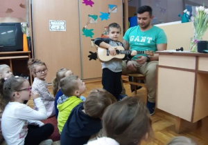 chłopiec z ukulele