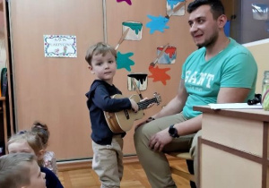 chłopiec z ukulele