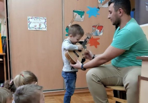 chłopiec z ukulele
