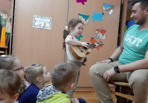 dziewczynka z ukulele
