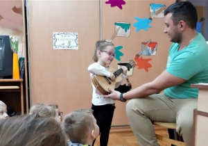 dziewczynka z ukulele