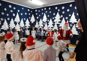 przedszkolaki zgrupy VIII tańczą w kole z Mikołajem