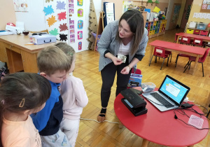 mama pokazuje dzieciom prawdziwe pieniądze