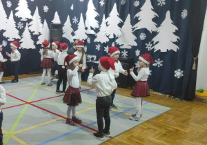 przedszkolaki tańczą w parach i machają palcem