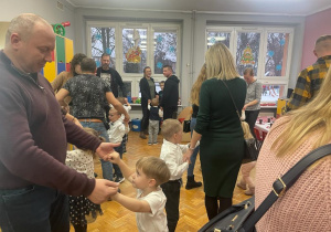 dzieci tańczą w parach z bliskimi