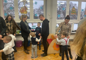 dzieci tańczą w parach z bliskimi