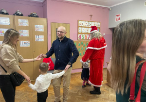 dzieci tańczą w kółkach z bliskimi