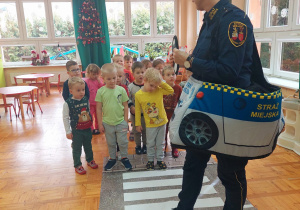 strażniczka pokazuje jak należy przechodzić przez pasy