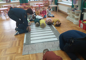 dzieci ćwiczą jak zachować się podczas spotkania z atakującym psem