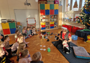 opiekunka pieska Molly opowiada dzieciom o nim