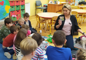 opiekunka psa pokazuje dzieciom obrazek