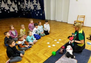 dzieci obserwują poieska z opiekunką