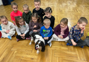 dzieci pozują do zdjęcia z Molly