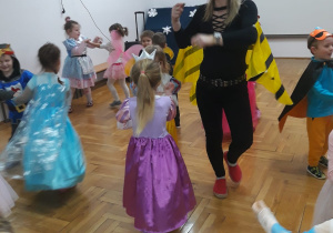dzieci tańczą a w środku pani Asia z dziewczynką