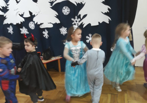 dzieci tańczą w parach
