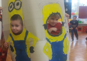 przedszkolaki pozują do zdjęcia w fotobudce - Minionki