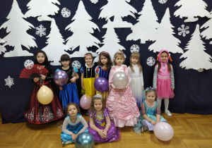 dziewczynki w strojach karnawałowych - księżniczki