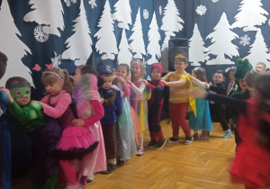 dzieci bawią się robiąc tzw. "pociąg"