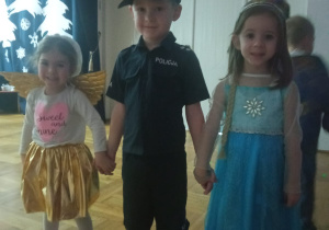 przedszkolaki w kostiumach karnawałowych