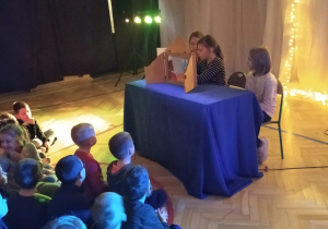 przedszkolaki oglądają teatrzyk przygotowany przez uczniów