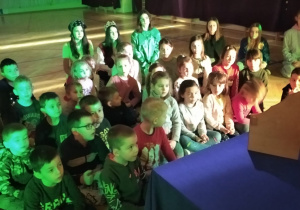 przedszkolaki oglądają teatrzyk przygotowany przez uczniów